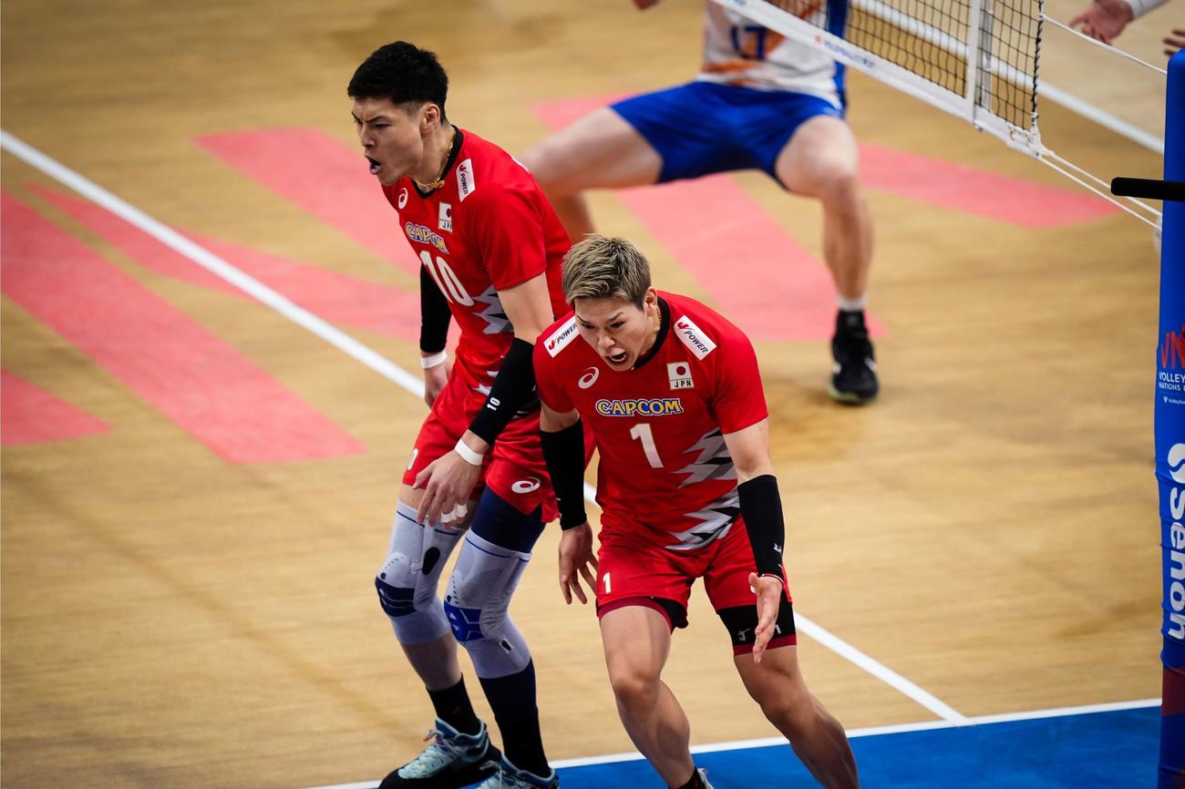 雄叫びを上げる高橋健太郎（左）と西田有志（C）FIVB