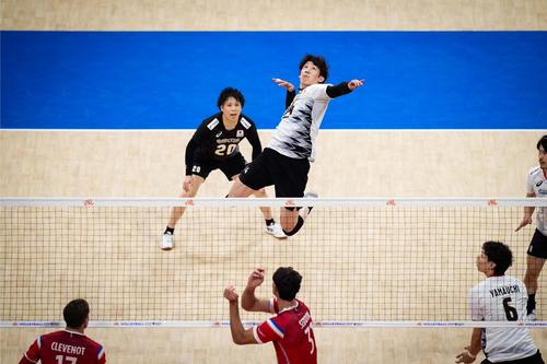 日本対フランス アタックする石川(C)FIVB
