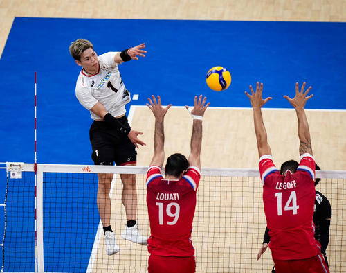 日本対フランス スパイクを放つ西田(C)FIVB