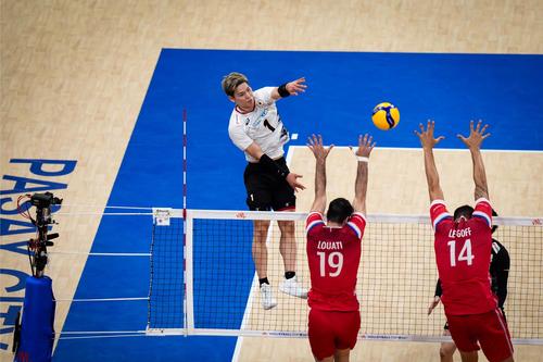 日本対フランス 攻撃する西田(C)FIVB
