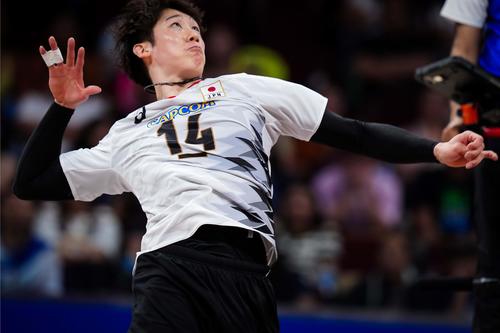 日本対フランス スパイクを放つ石川(C)FIVB