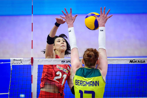 スパイクを打つ和田由紀子（C）FIVB
