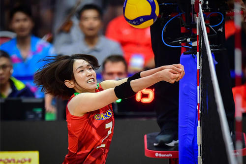 ネット際でレシーブする古賀紗理那（C）FIVB