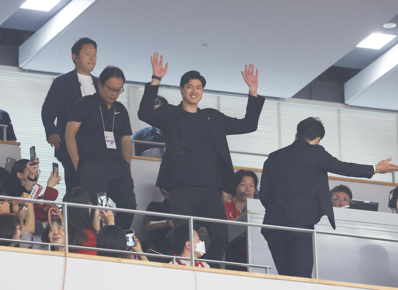 日本対オーストラリア　試合前、会場に姿を見せる渡辺雄太（撮影・佐藤翔太）