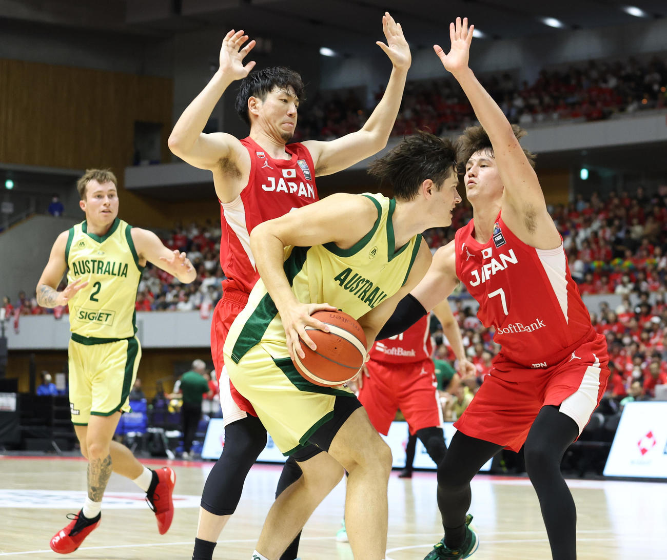 日本対オーストラリア　第2Q、懸命にディフェンスをする比江島（左）とテーブス海（撮影・佐藤翔太）