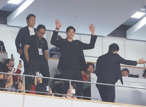 日本対オーストラリア　試合前、会場に姿を見せる渡辺雄太（撮影・佐藤翔太）