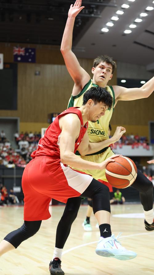 日本対オーストラリア　第1Q、ゴール下に攻め入る比江島（撮影・佐藤翔太）
