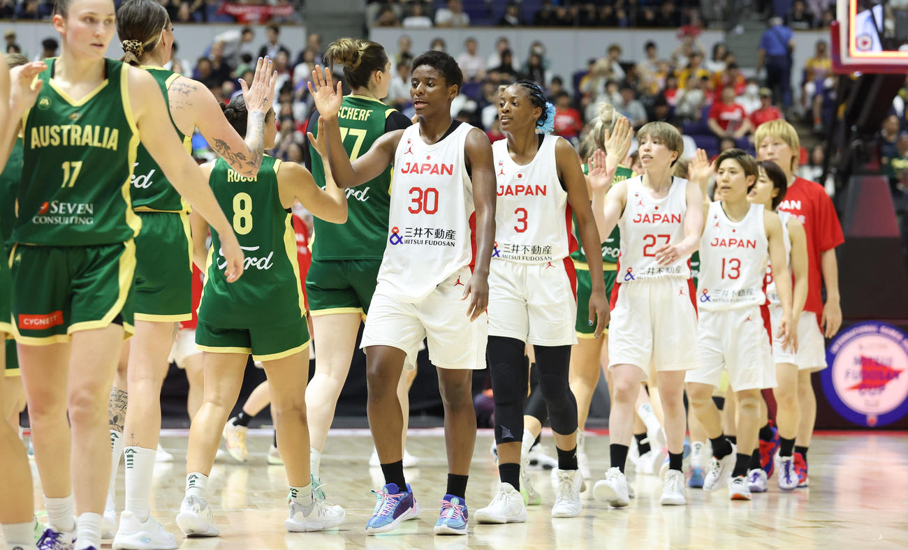 日本対オーストラリア　試合終了後、オーストラリアの選手たちとハイタッチをする日本の選手たち（撮影・佐藤翔太）