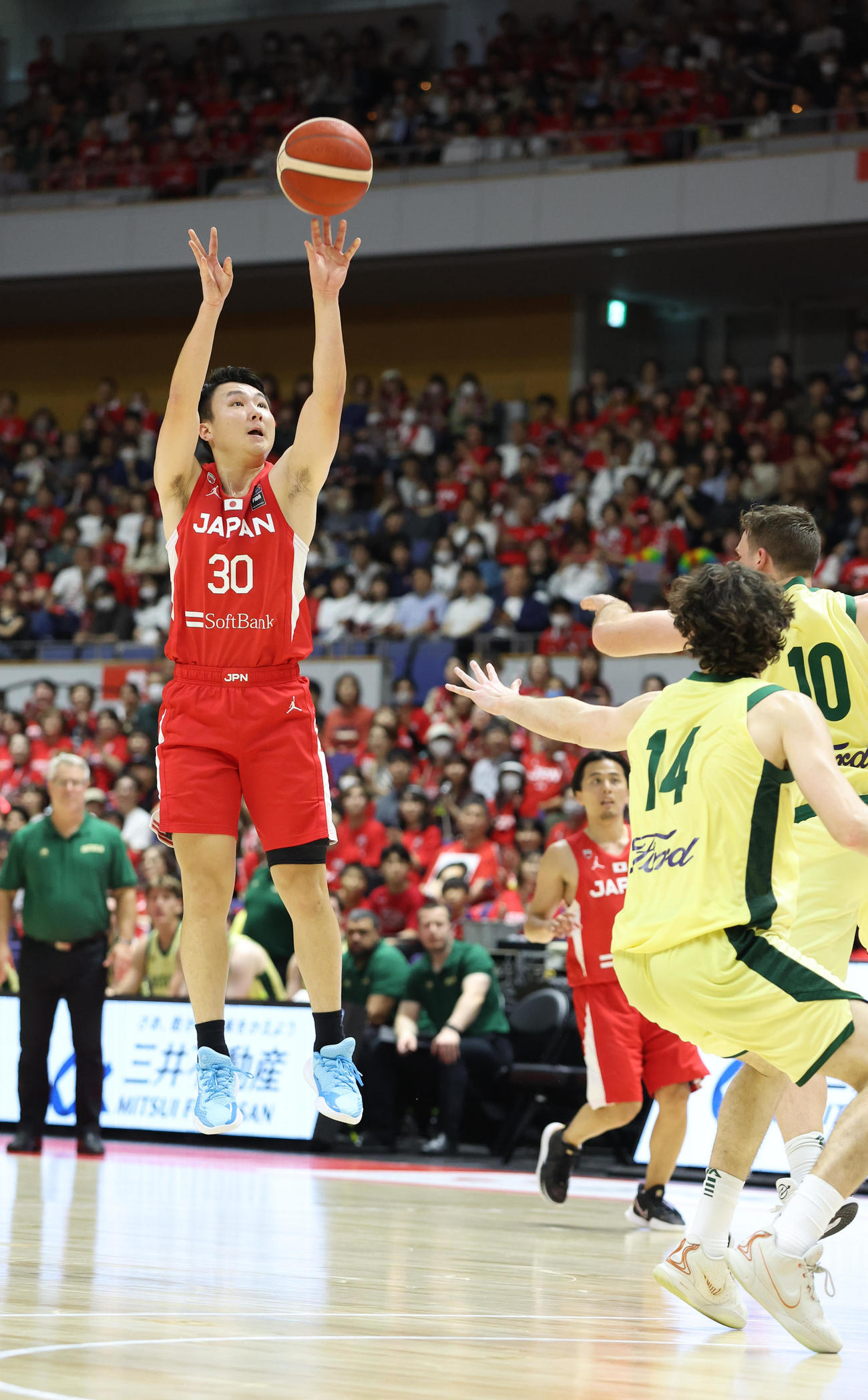 日本対オーストラリア　第1Q、3点シュートを決める富永（撮影・佐藤翔太）