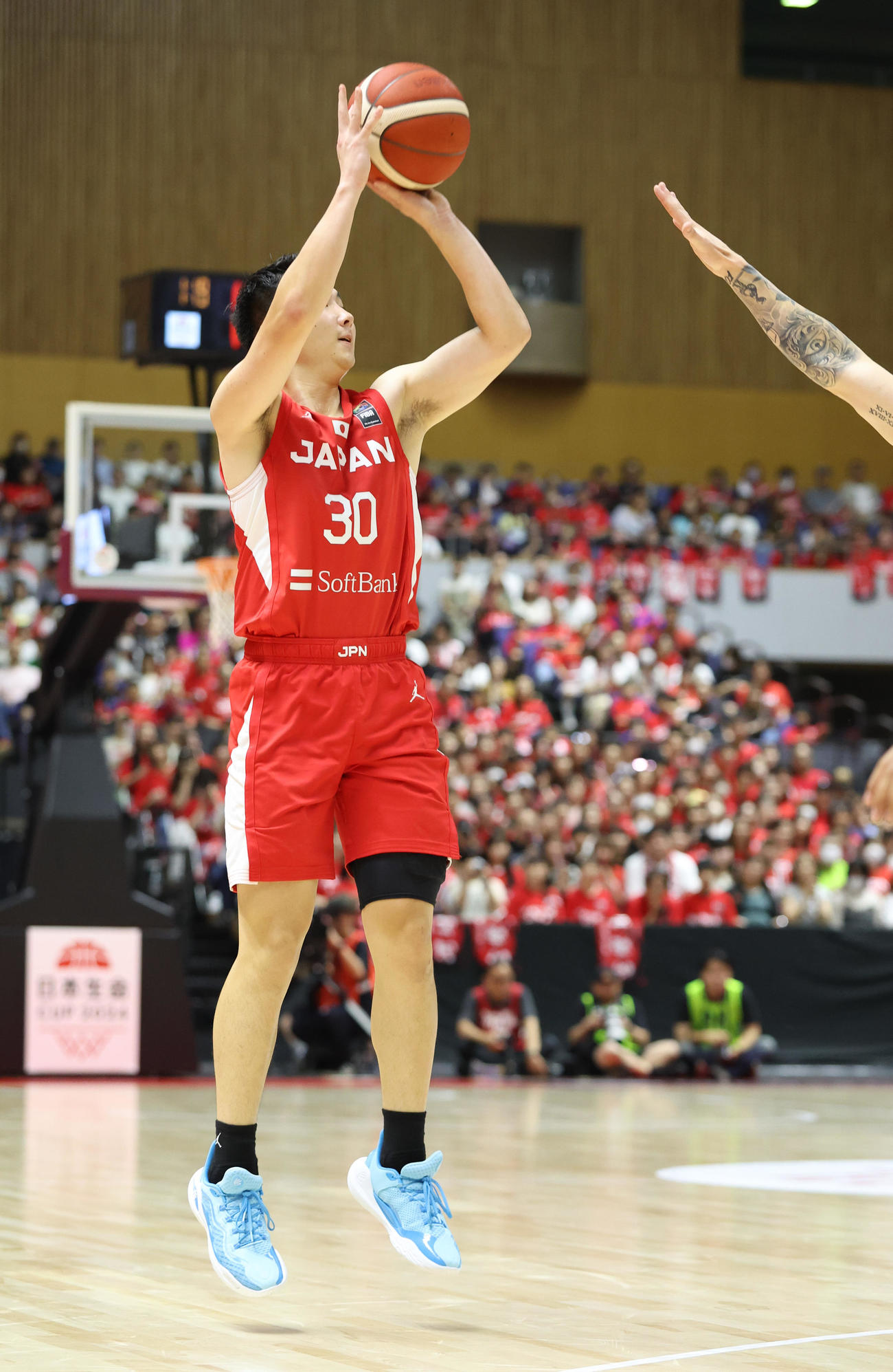 日本対オーストラリア　第1Q、3点シュートを決める富永（撮影・佐藤翔太）