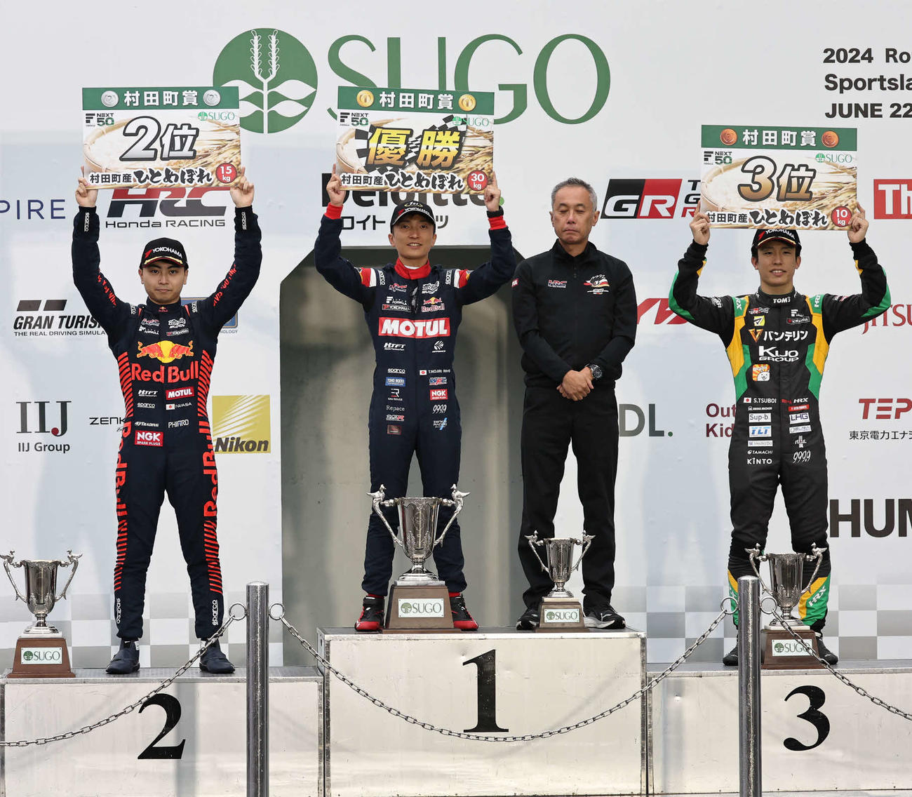 スーパーフォーミュラ第3戦　激しい雨となった決勝を走る、今季2勝目を飾った野尻智紀（中央）と2着となった岩佐歩夢（左）。右は3位の坪井翔（JRP公式PHOTO提供）