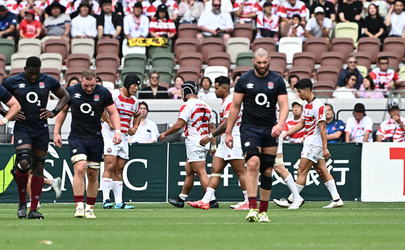 日本対イングランド　前半、追加点を奪われ肩を落とす日本の選手たち（撮影・滝沢徹郎）