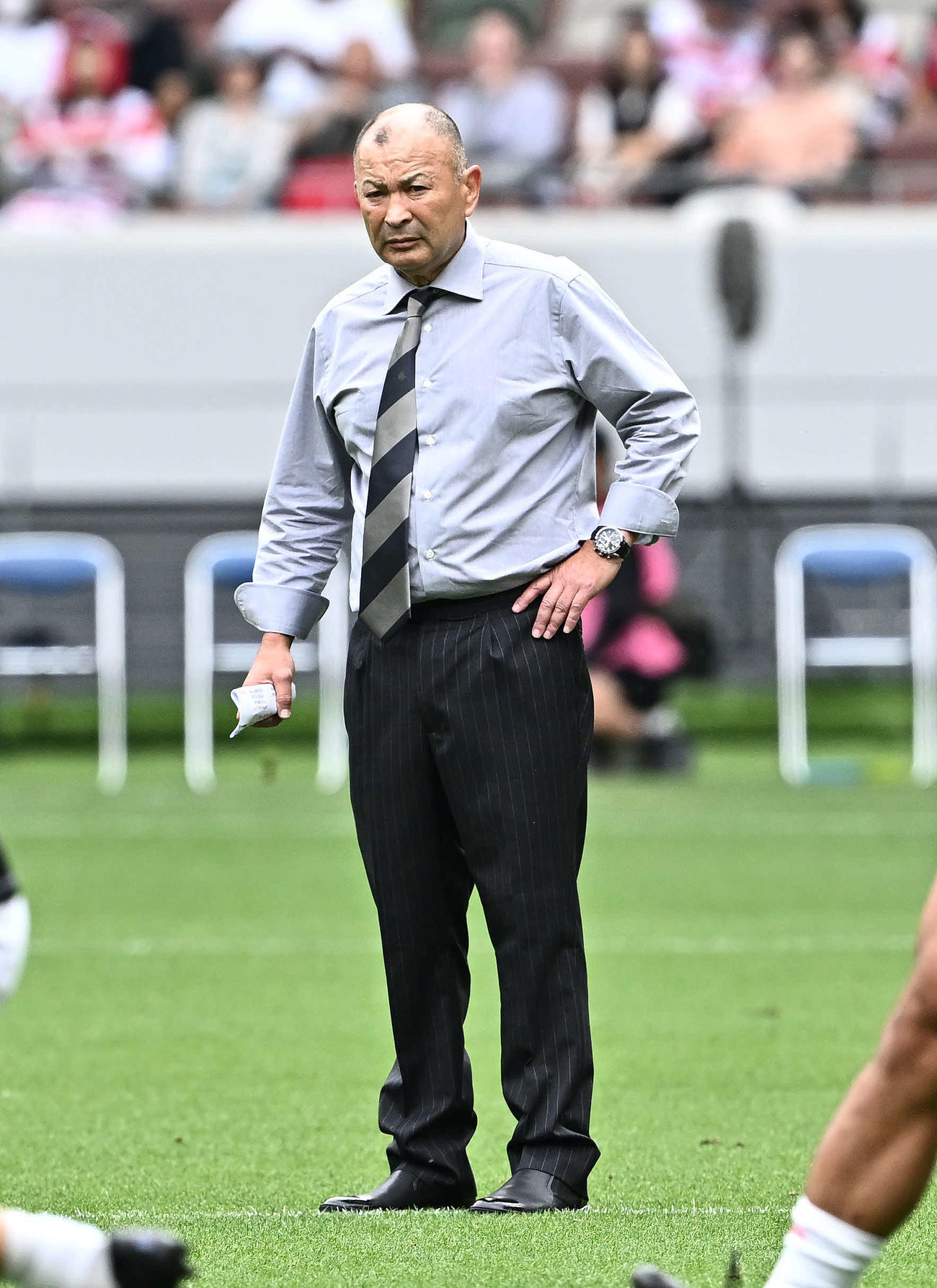 日本対イングランド　試合前のウオーミングアップを見守るジョーンズHC（撮影・滝沢徹郎）