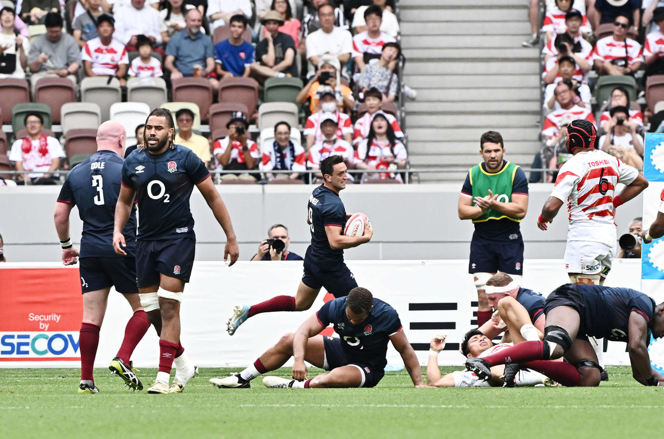 日本対イングランド　後半、イングランドSHアレックス・ミッチェル（後方中央）にトライを奪われる（撮影・滝沢徹郎）