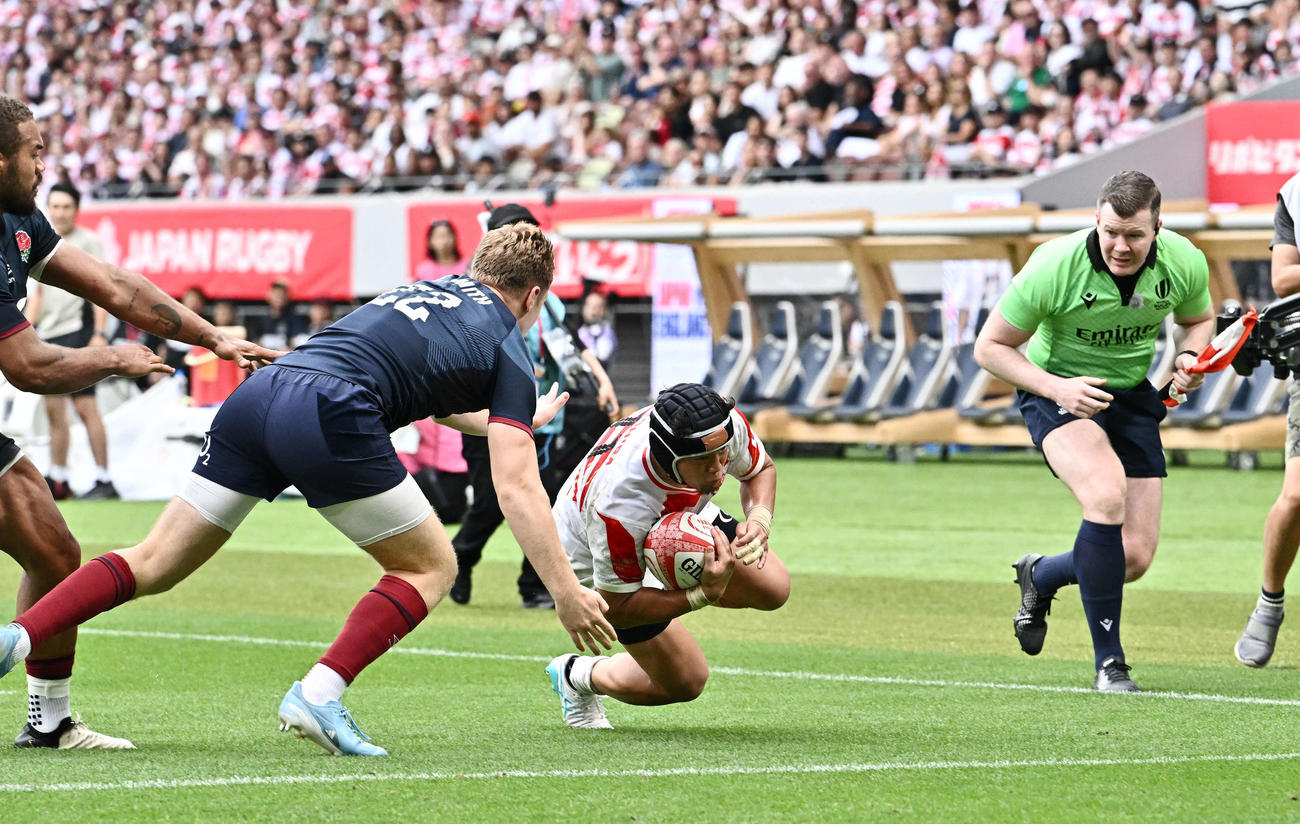 日本対イングランド　後半、トライを決める根塚（中央）（撮影・滝沢徹郎）