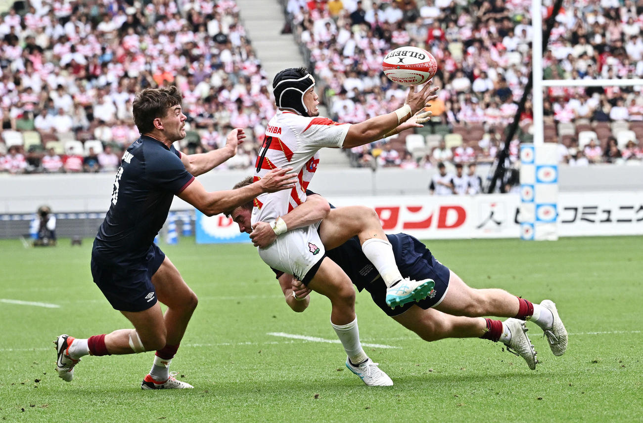 日本対イングランド　前半、タックルを食らうWTB根塚（中央）（撮影・滝沢徹郎）