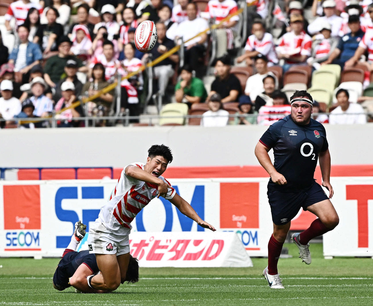 日本対イングランド　前半、タックルを受けるFB矢崎（左手前）（撮影・滝沢徹郎）