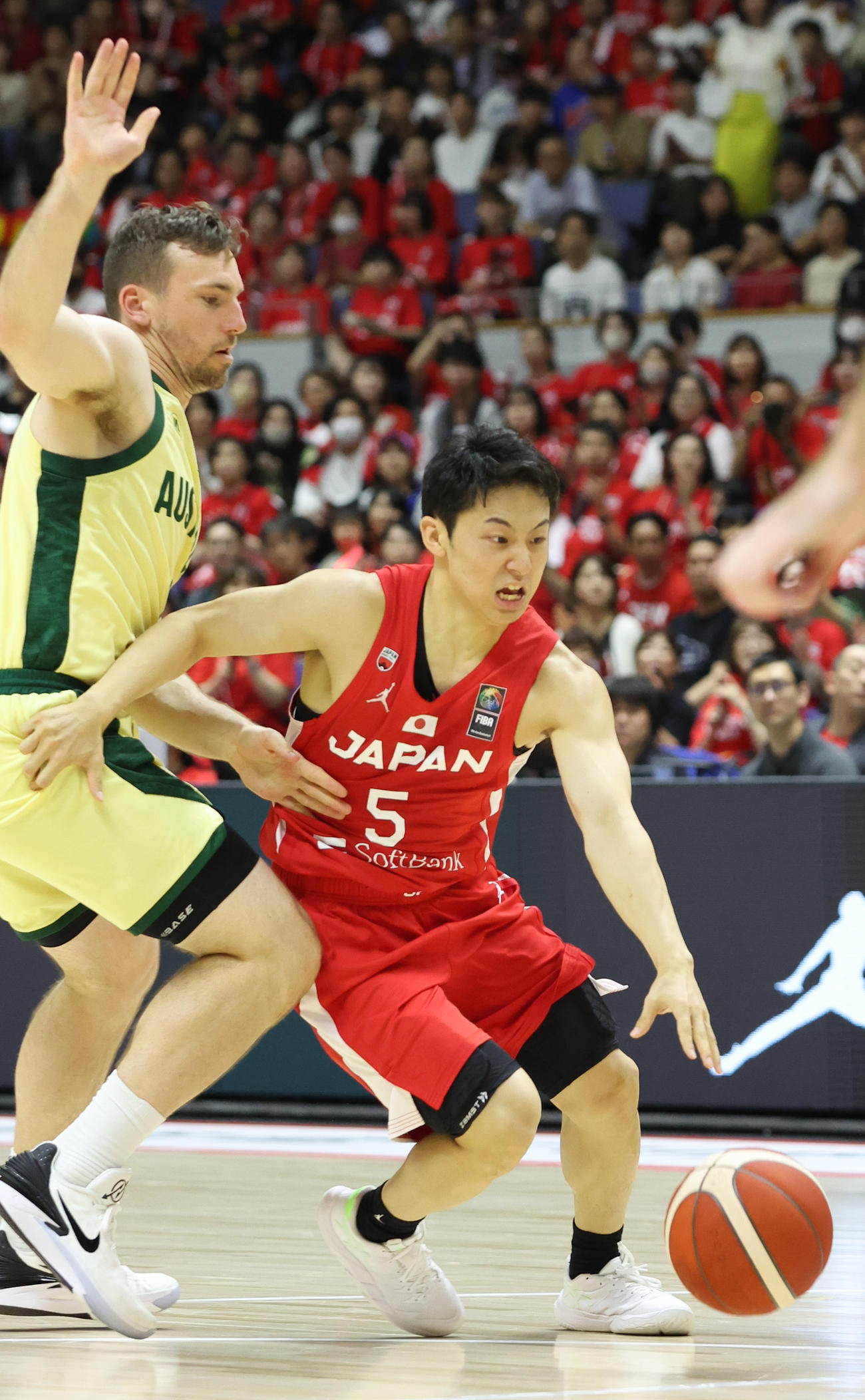 日本対オーストラリア　第1Q、ドリブルで切り込む河村（撮影・佐藤翔太）