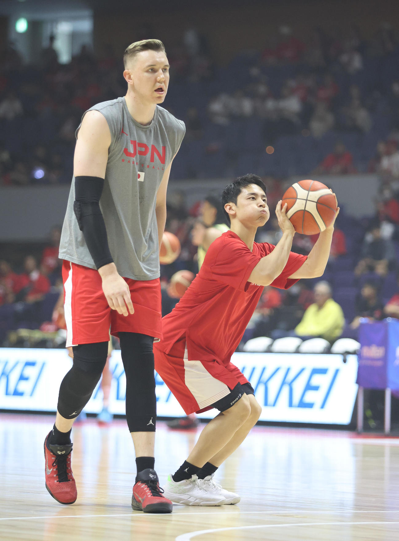 日本対オーストラリア　試合前、練習をするホーキンソン（左）と河村（撮影・佐藤翔太）