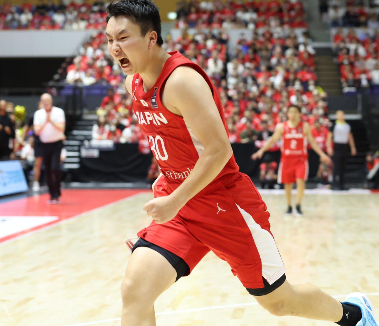 日本対オーストラリア　第4Q、ガッツポーズをする富永（撮影・佐藤翔太）