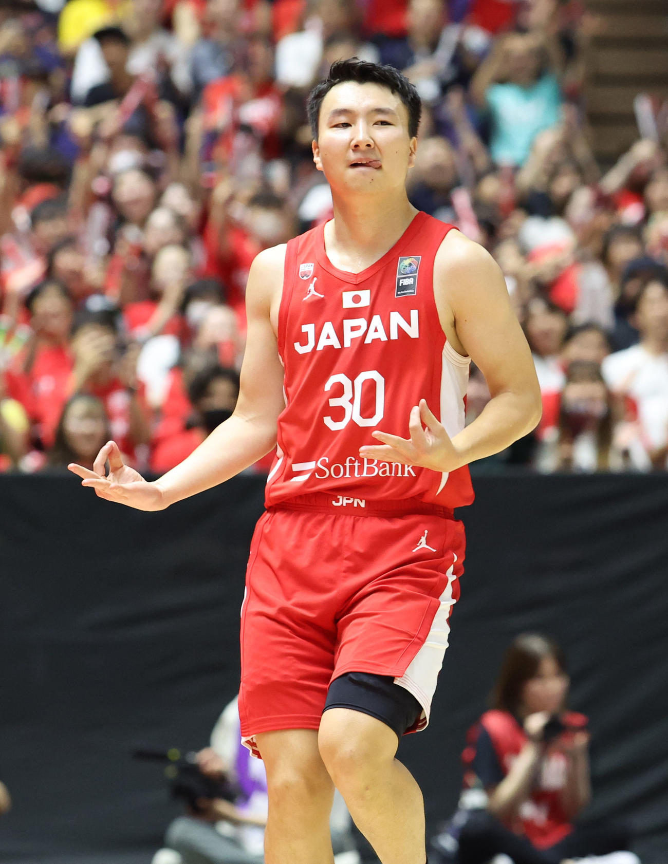 日本対オーストラリア　第1Q、3点シュートを決めポーズをとる富永（撮影・佐藤翔太）