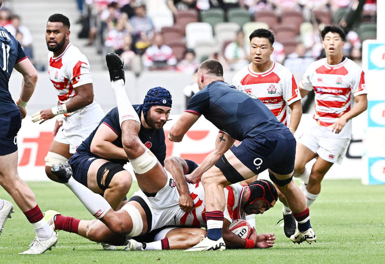 日本対イングランド　前半、タックルで倒されるフランカーのリーチ（手前下）（撮影・滝沢徹郎）