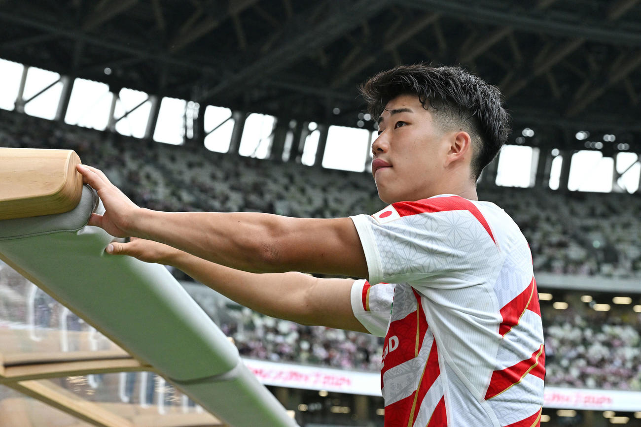 日本対イングランド　試合後、観客席を見つめるFB矢崎（撮影・滝沢徹郎）