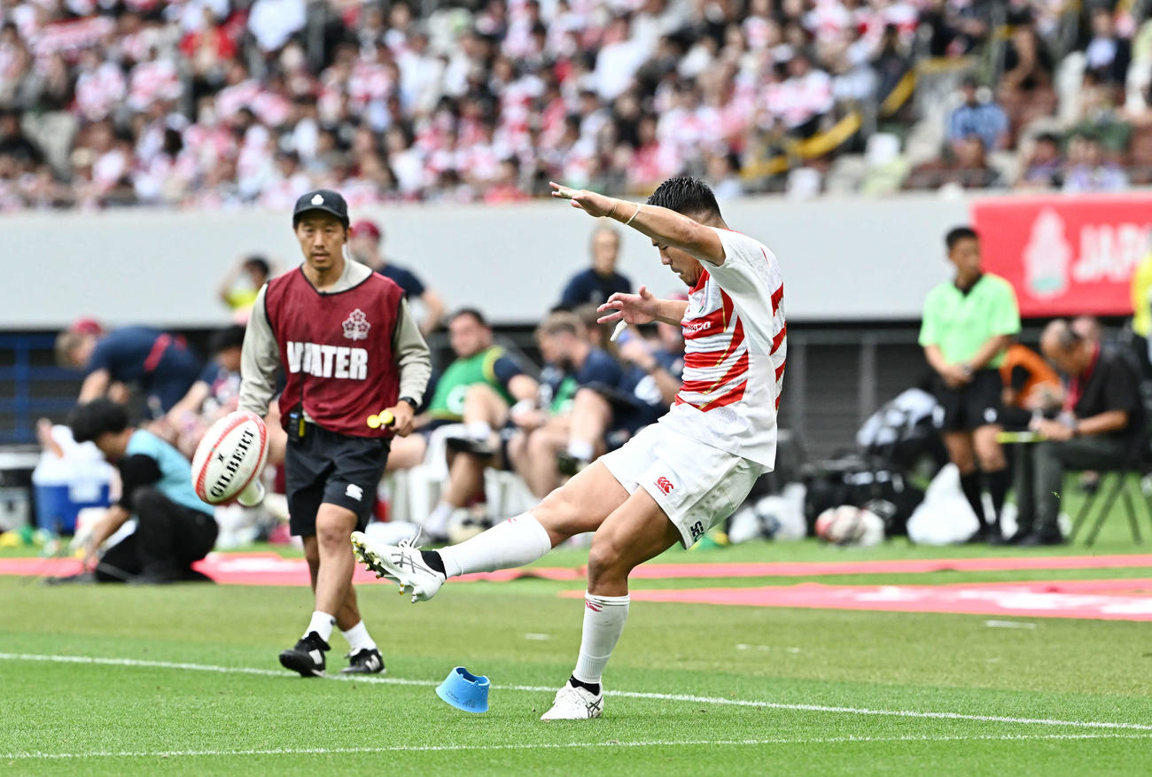 日本対イングランド　後半、コンバージョンキックを決めるSO松田（撮影・滝沢徹郎）