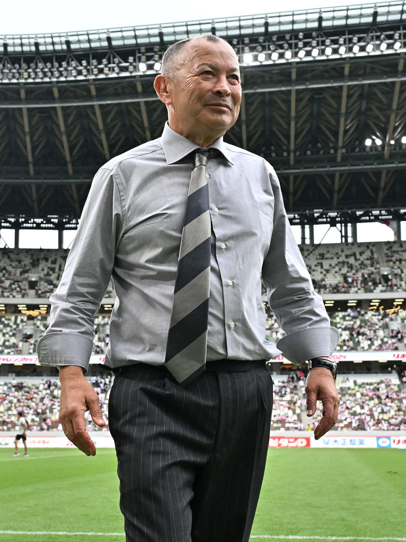 日本対イングランド　試合を終え引き揚げるジョーンズHC（撮影・滝沢徹郎）