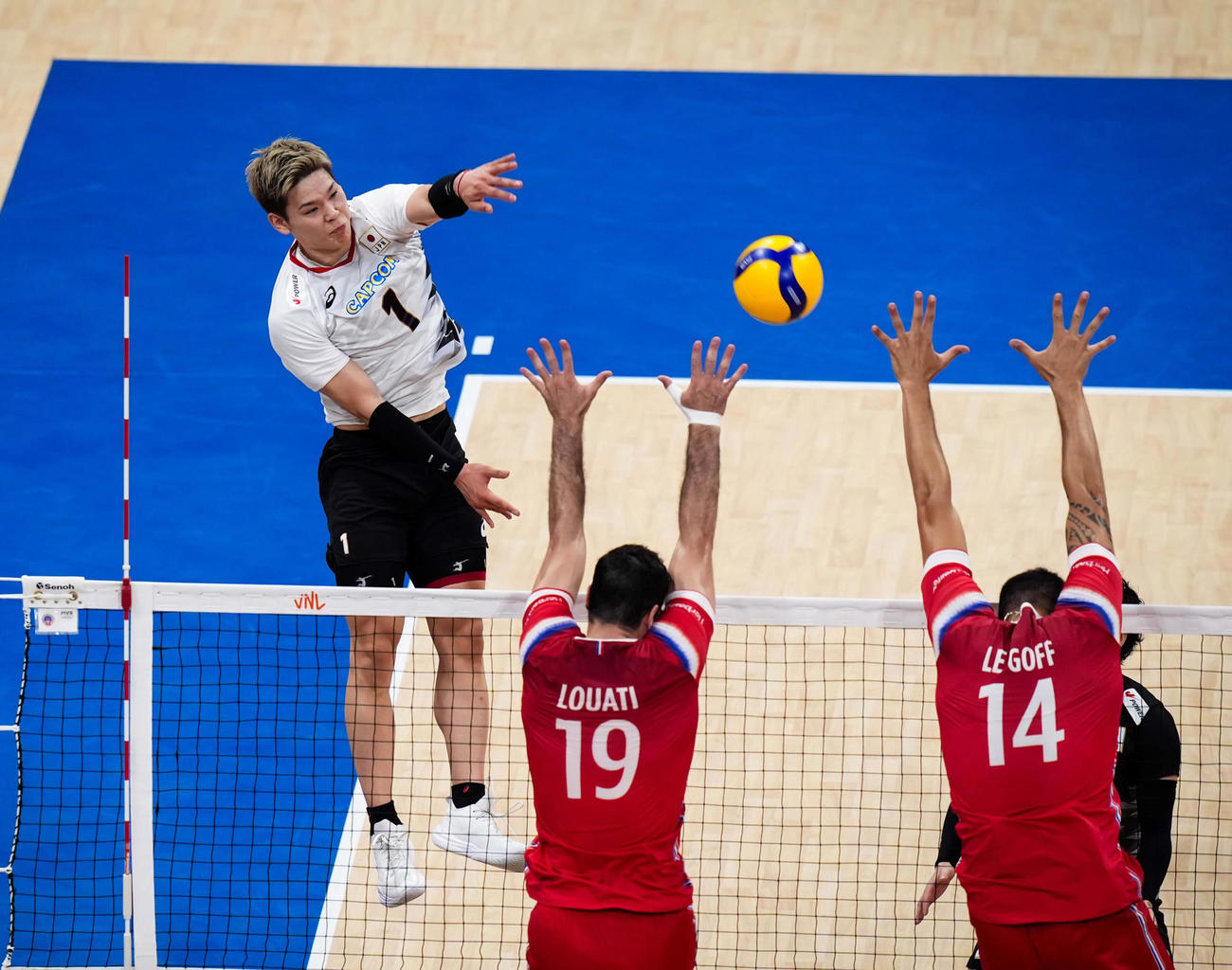日本対フランス　スパイクを放つ西田（C）FIVB