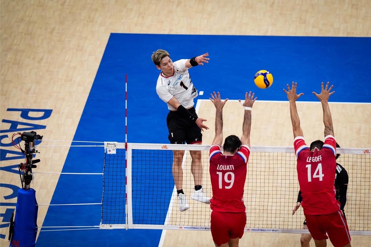 日本対フランス　攻撃する西田（C）FIVB