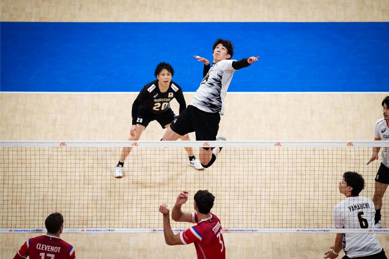 日本対フランス　アタックする石川（C）FIVB