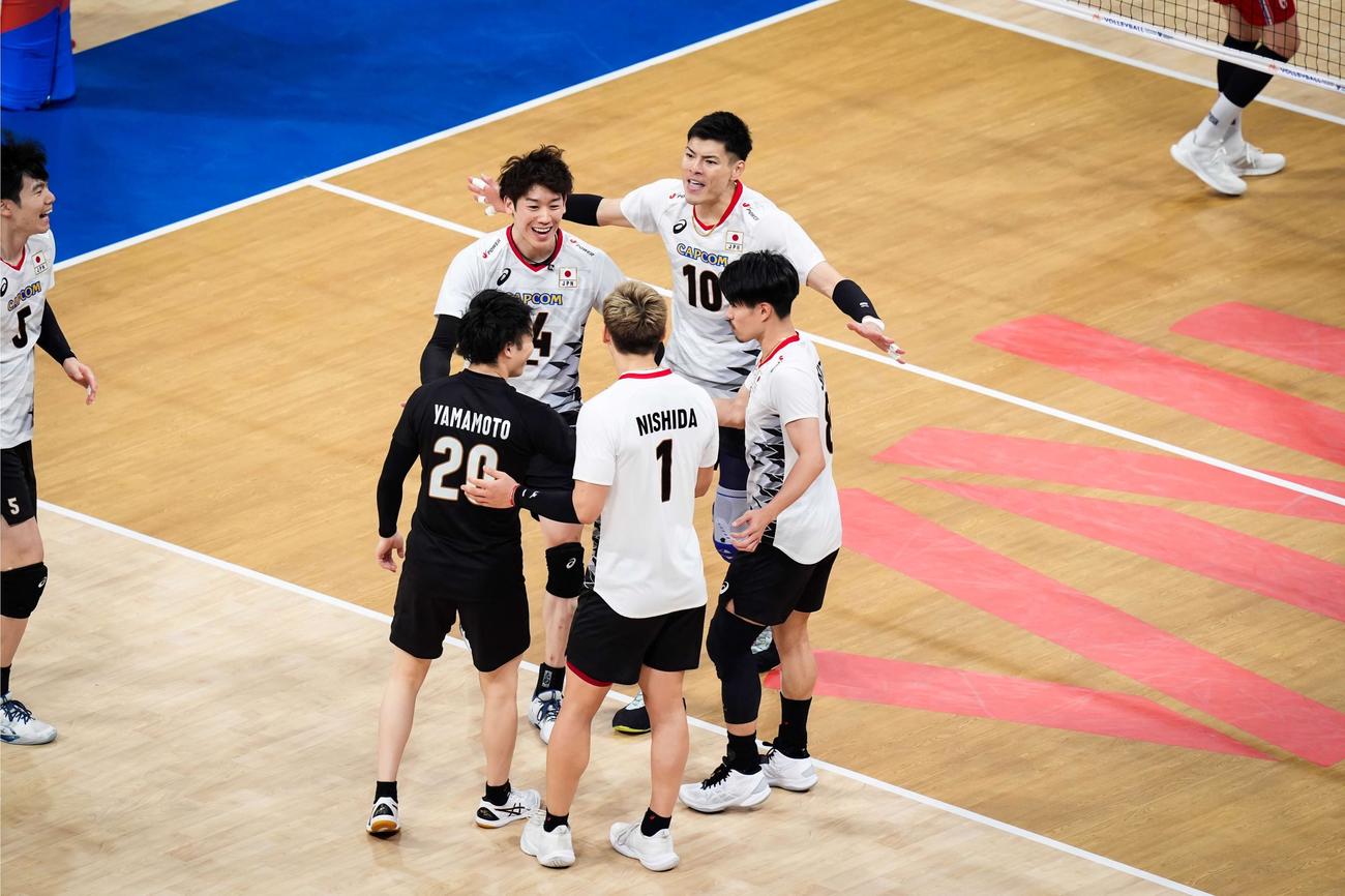 日本対フランス　得点を決め喜ぶ日本（C）FIVB