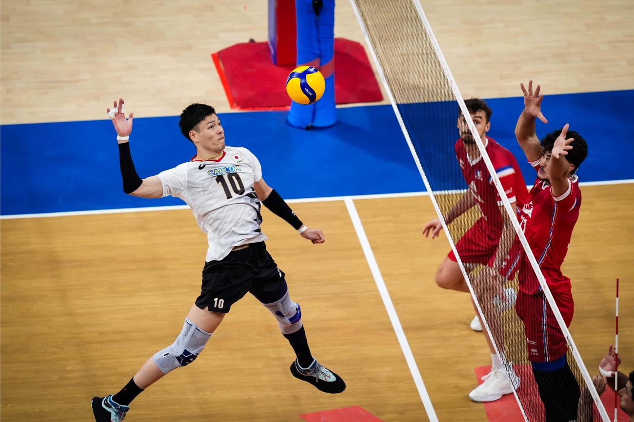 日本対フランス　攻撃する高橋健（C）FIVB