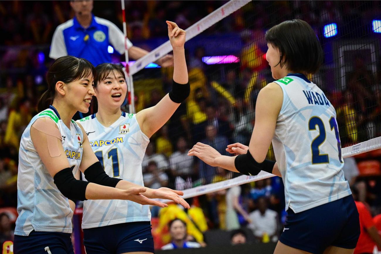 日本対イタリア　ハイタッチする岩崎（左）と和田（右）（C）FIVB