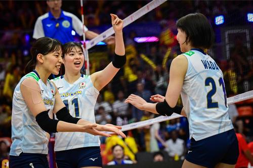 日本対イタリア　ハイタッチする岩崎（左）と和田（右）（C）FIVB