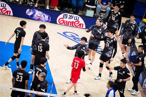 日本対米国　ベンチで石川（14）らが選手を迎え入れる（C）FIVB