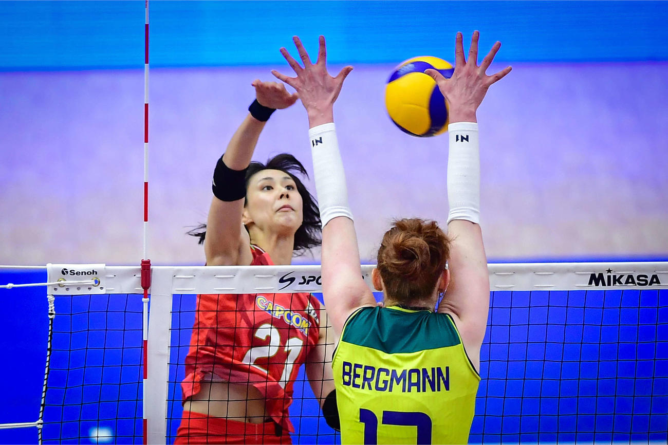 スパイクを打つ和田由紀子（C）FIVB