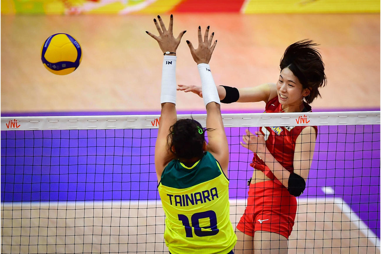 スパイクを打つ古賀紗理那（C）FIVB