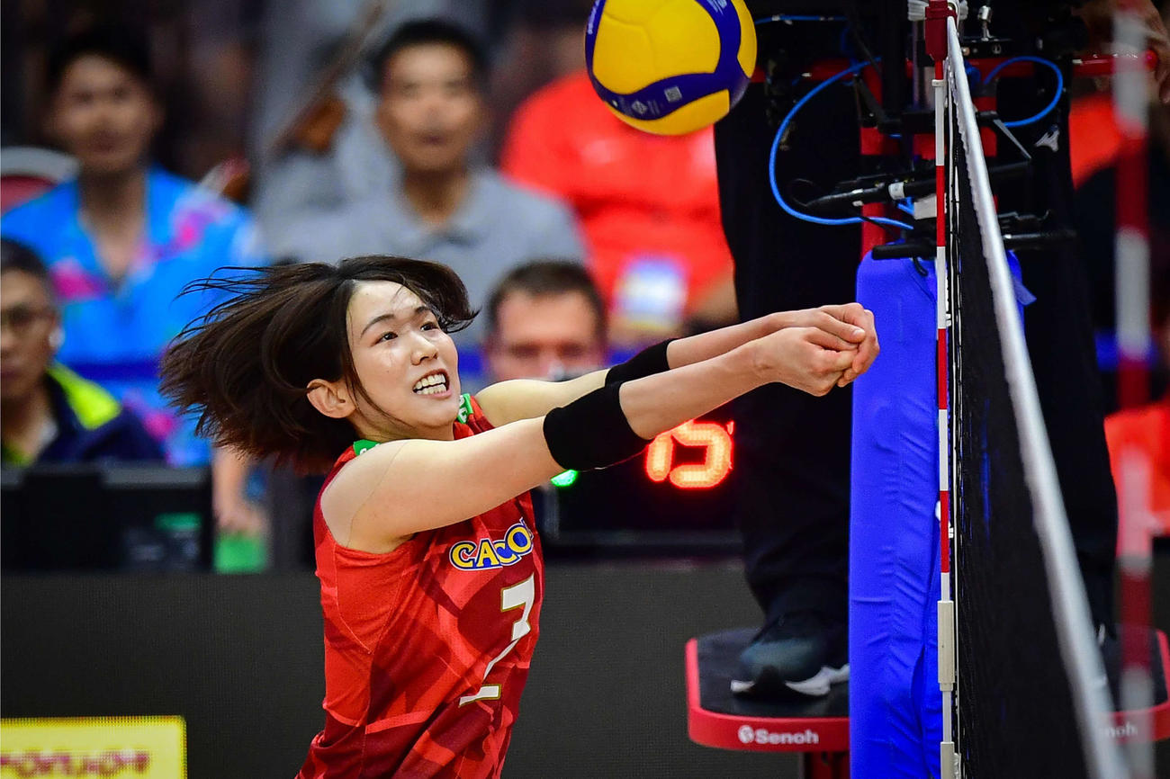 ネット際でレシーブする古賀紗理那（C）FIVB