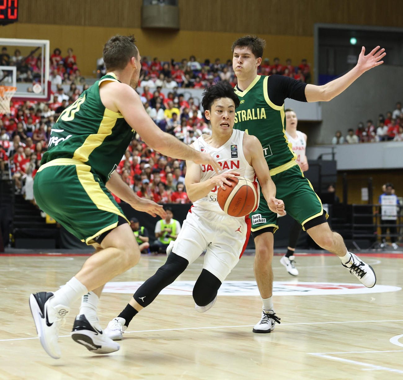 日本対オーストラリア　第2Q、ドリブルで抜き去る佐々木（撮影・佐藤翔太）