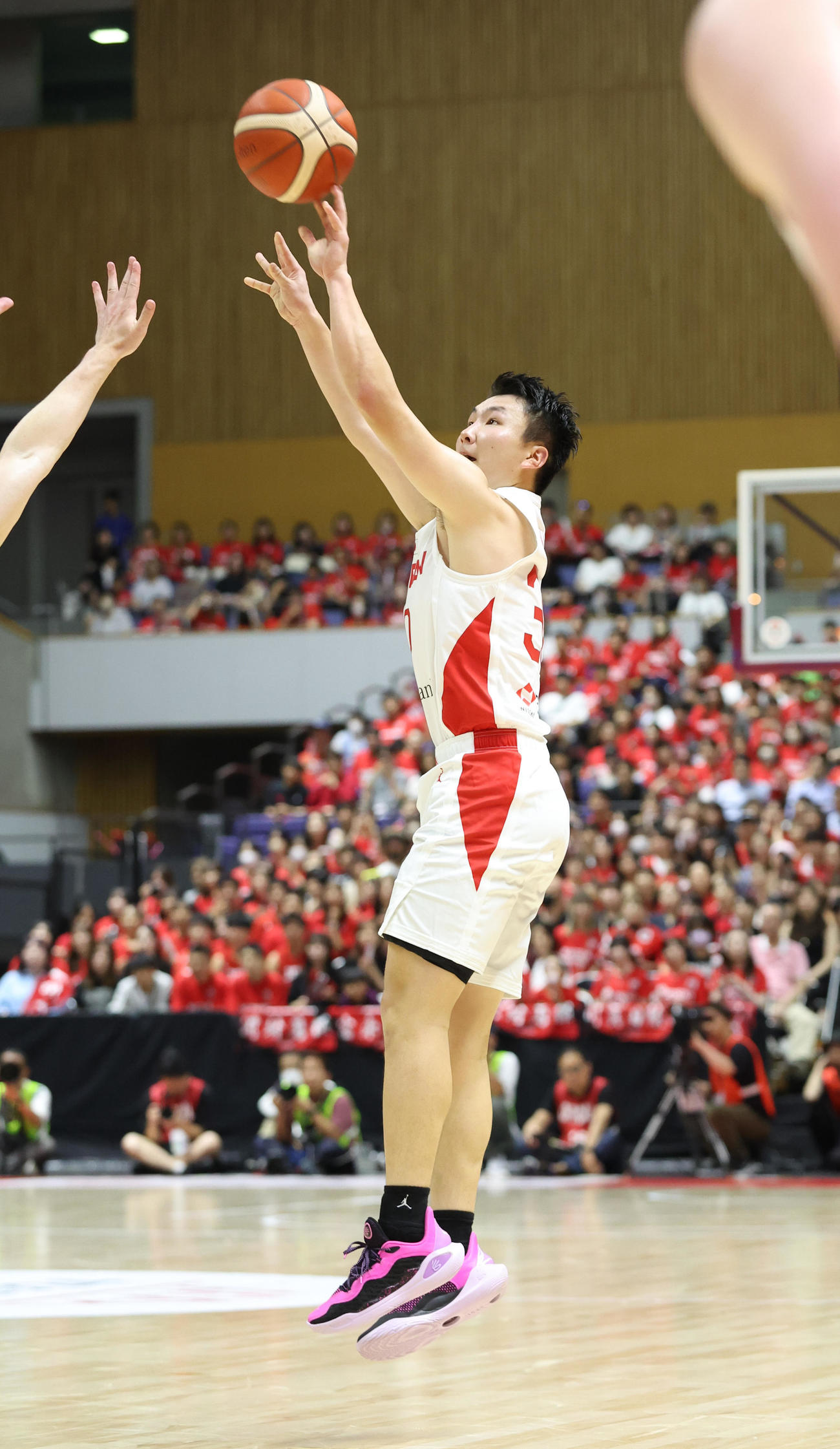 日本対オーストラリア　第4Q、3点シュートを決める富永（撮影・佐藤翔太）