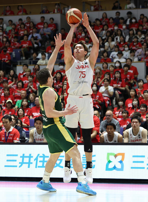 日本対オーストラリア　第2Q、3点シュートを決める井上（撮影・佐藤翔太）