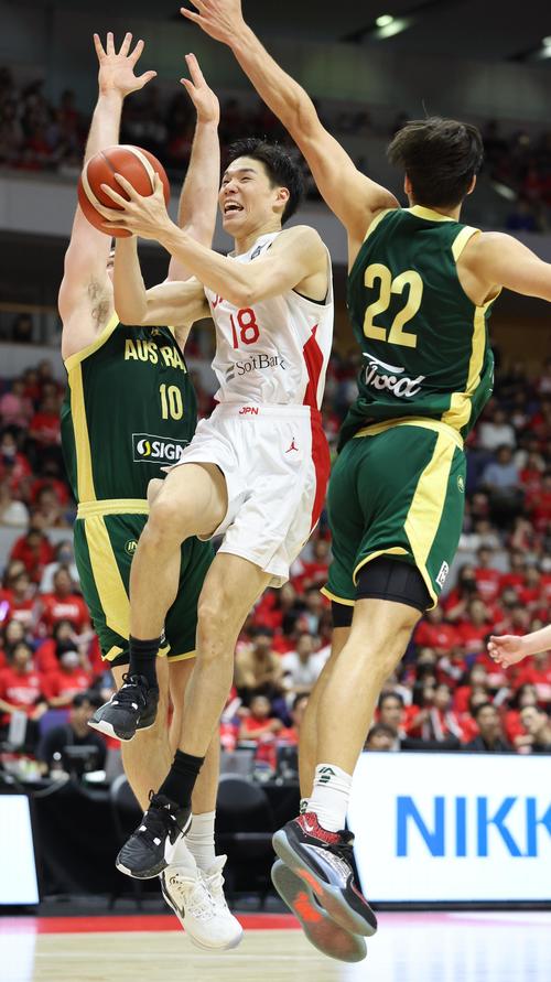 日本対オーストラリア　第3Q、シュートを決める馬場（撮影・佐藤翔太）