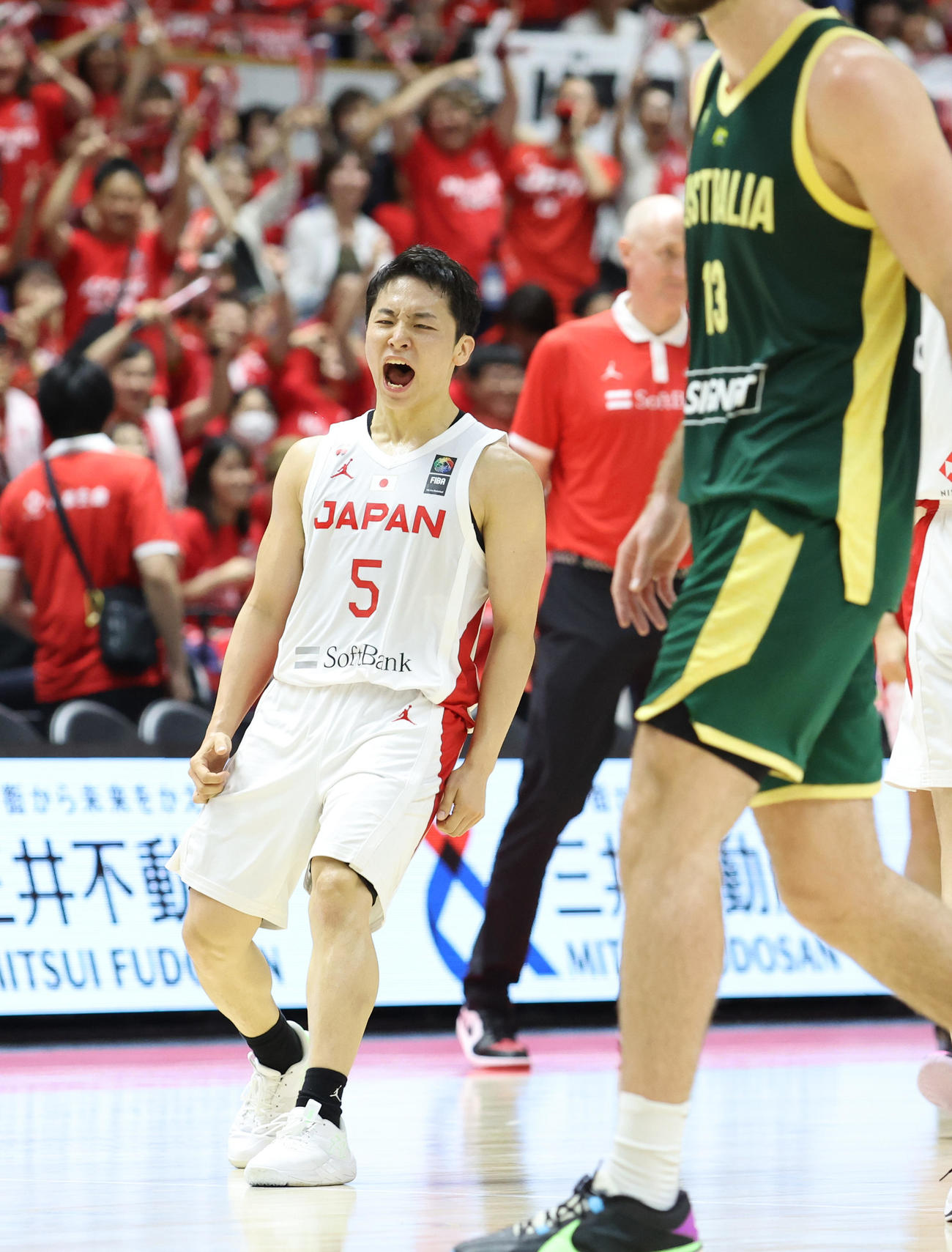 日本対オーストラリア　第4Q、同点となる3点シュートを決め雄叫びを上げる河村（撮影・佐藤翔太）