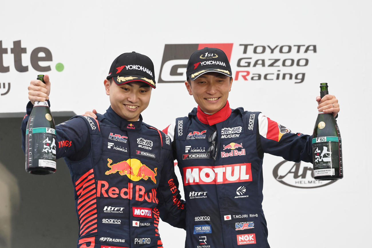 スーパーフォーミュラ第3戦　雨の影響でのクラッシュと中断などで12周に短縮された決勝で、今季2勝目を飾った野尻智紀（右）と2着となった岩佐歩夢（JRP公式PHOTO提供）