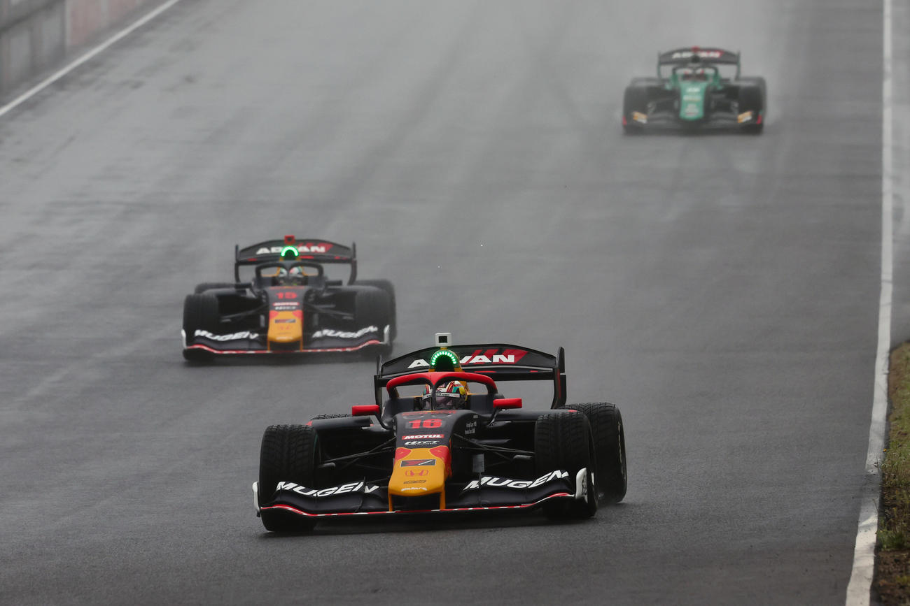 スーパーフォーミュラ第3戦　激しい雨となった決勝を走る、今季2勝目を飾った野尻智紀（手前）と2着となった岩佐歩夢（JRP公式PHOTO提供）