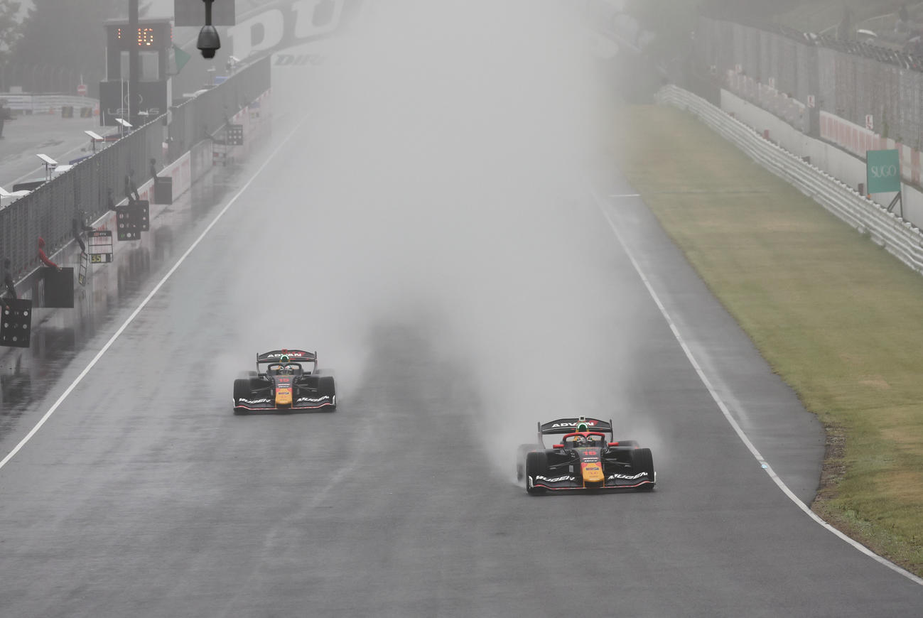 スーパーフォーミュラ第3戦　激しい雨となった決勝を走る、今季2勝目を飾った野尻智紀（手前）と2着となった岩佐歩夢（JRP公式PHOTO提供）