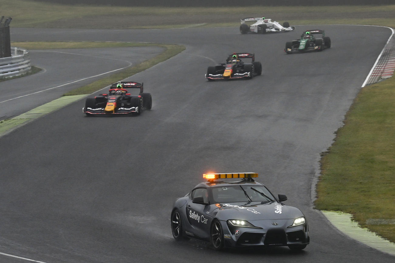 スーパーフォーミュラ第3戦　激しい雨となった決勝をセーフティーカーの先導で走る、先頭から野尻智紀と岩佐歩夢ら（JRP公式PHOTO提供）
