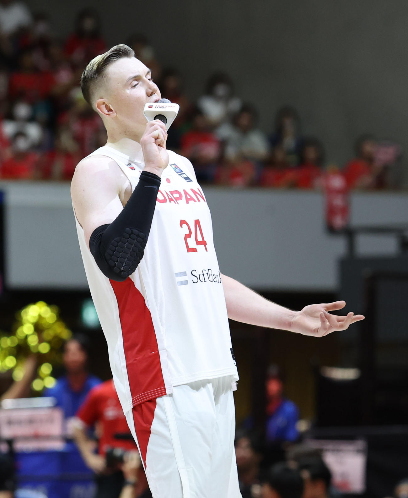 日本対オーストラリア　自らの誕生日を祝い歌唱するホーキンソン（撮影・佐藤翔太）
